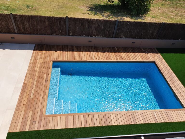 construcció de piscina vora de fusta