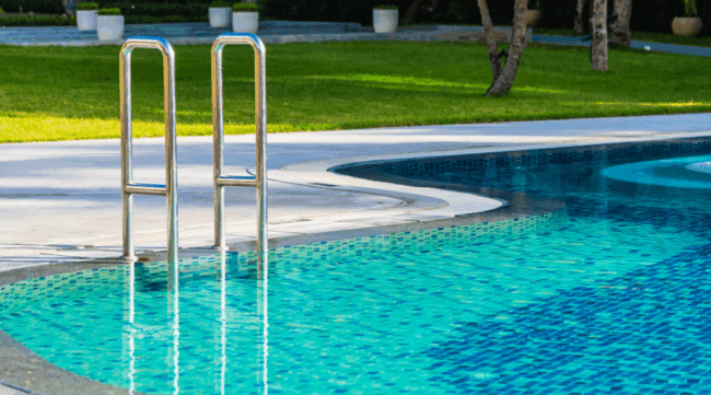 Piscina de obra con escalera