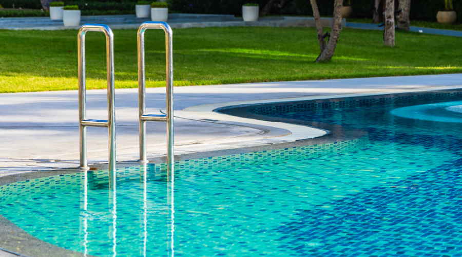 Piscina de obra con escalera